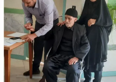 حضور پیرمرد ۱۰۲ ساله سنقری پای صندوق رأی